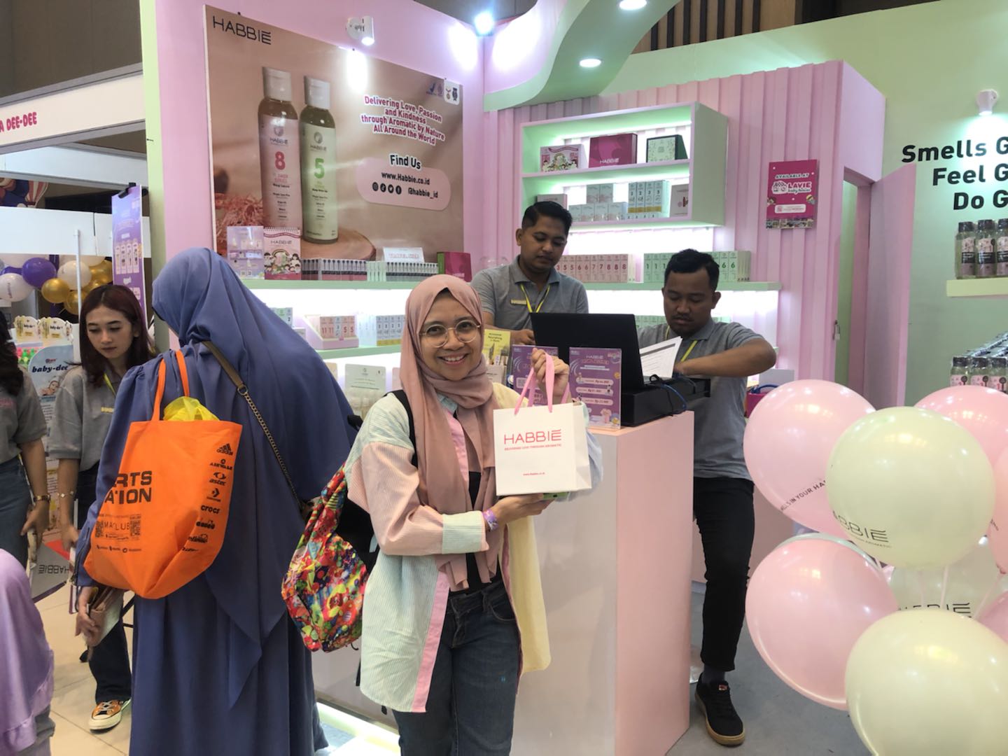 Pengunjung Antusias Coba Minyak Telon Kekinian Habbie di IMOBY Bandung 2024